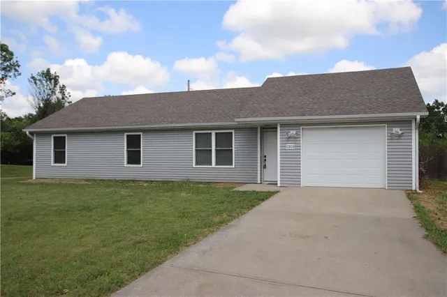 $225,000 | 1203 Southeast 125th Road, Knob Noster, MO 65336