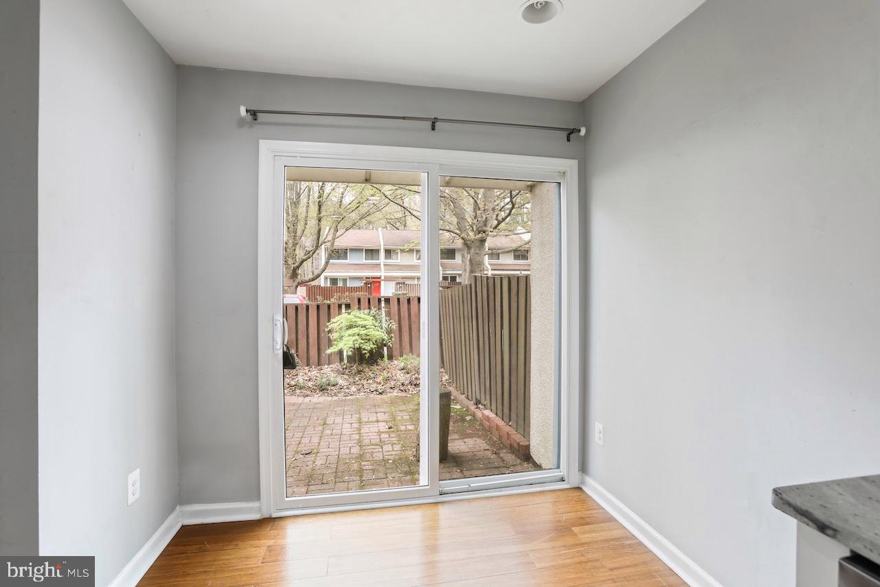 2352 Southgate Square Reston, VA 20191 - Photo 3 of 15 Front Breakfast area