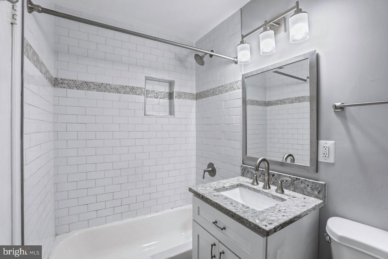 2352 Southgate Square Reston, VA 20191 - Photo 8 of 15 2nd floor full bath