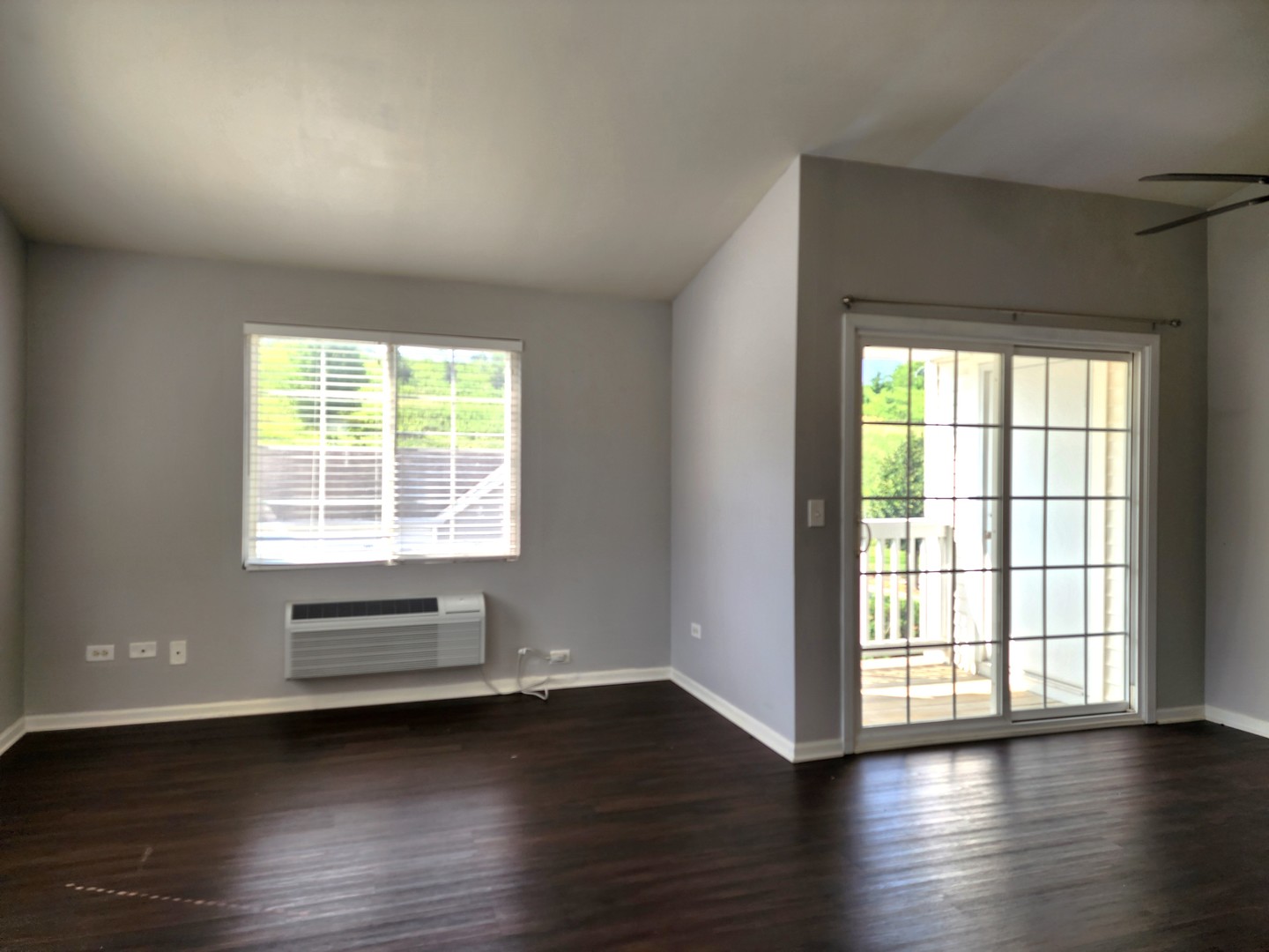 2023 Silverstone Drive, Unit 2023 Carpentersville, IL 60110 - Photo 2 of 13