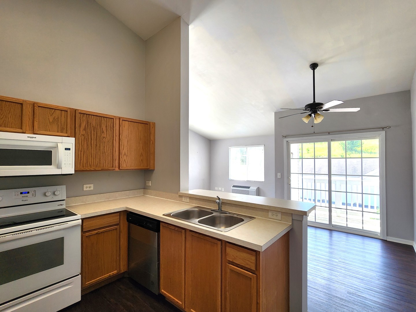 2023 Silverstone Drive, Unit 2023 Carpentersville, IL 60110 - Photo 9 of 13