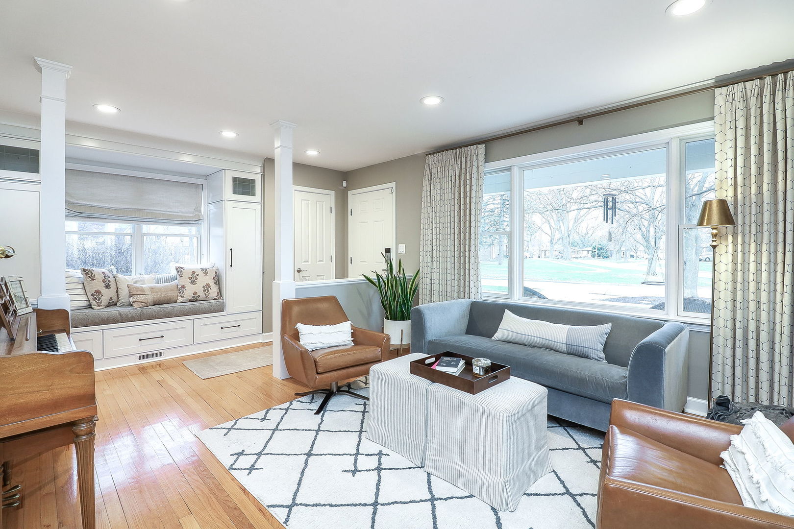133 South Williston Street Wheaton, IL 60187 - Photo 13 of 43 a living room with furniture and a large window