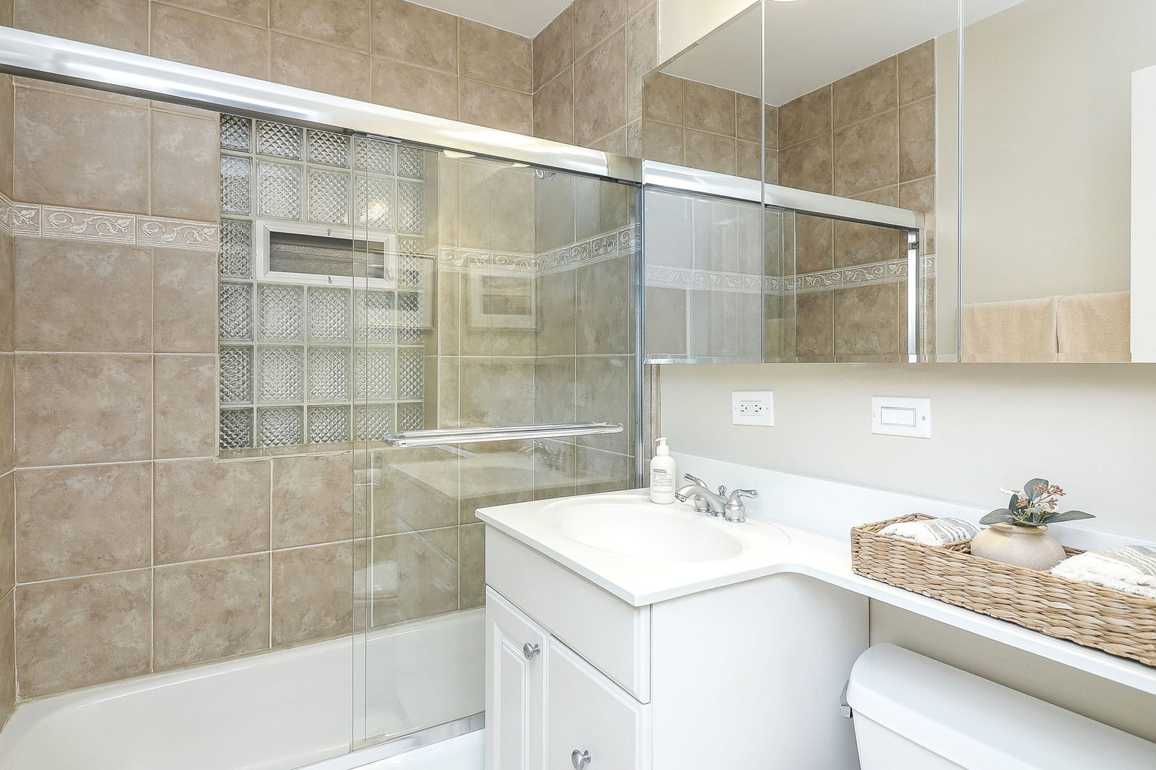 133 South Williston Street Wheaton, IL 60187 - Photo 17 of 43 a bathroom with a sink and a mirror