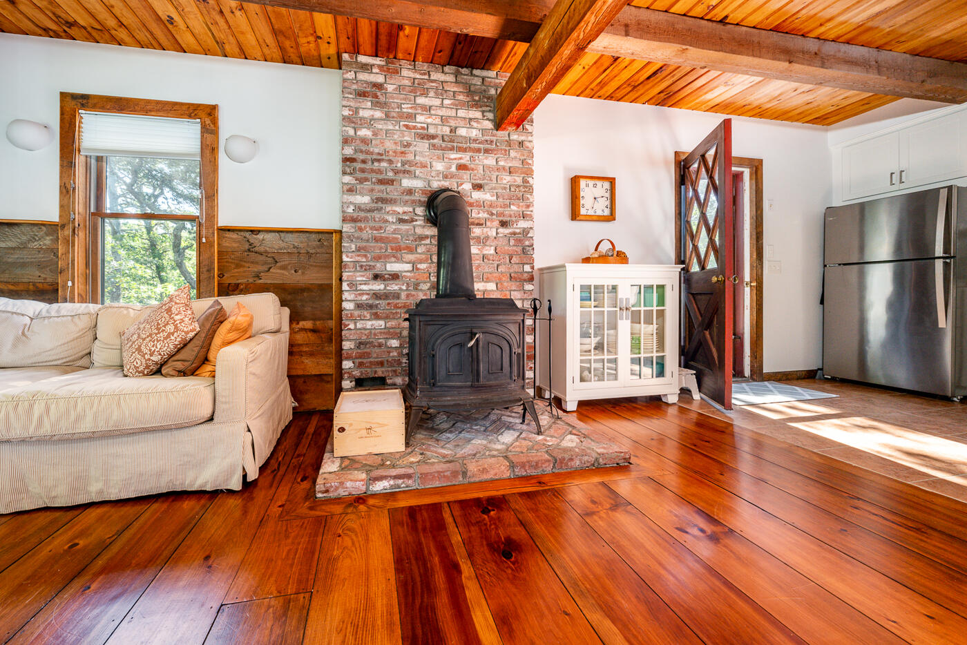 190 Lieutenant Island Road Wellfleet, MA 02667 - Photo 10 of 53 livroom2