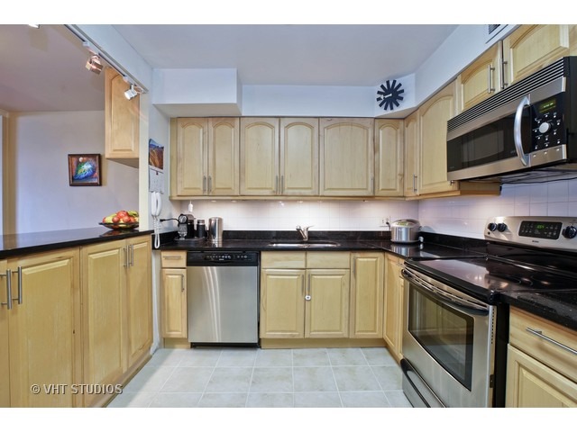 5901 North Sheridan Road, Unit 7C Chicago, IL 60660 - Photo 3 of 15