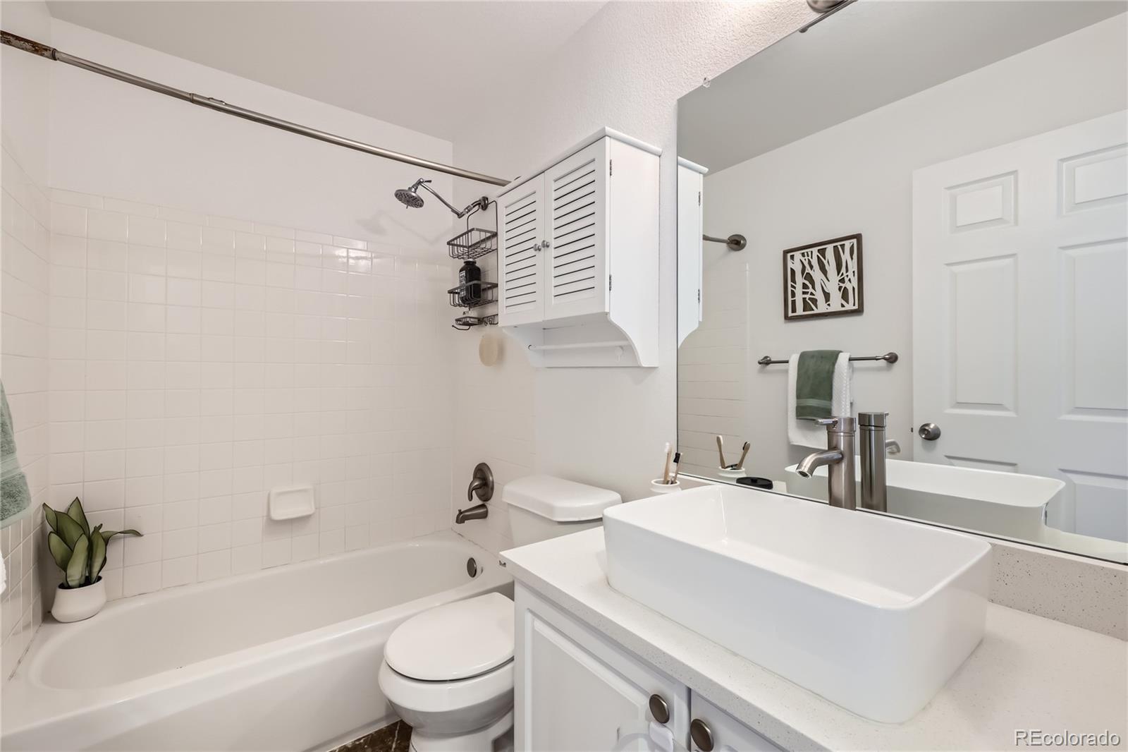 1552 Spring Water Place Highlands Ranch, CO 80129 - Photo 20 of 28 a bathroom with a sink a toilet and a bathtub