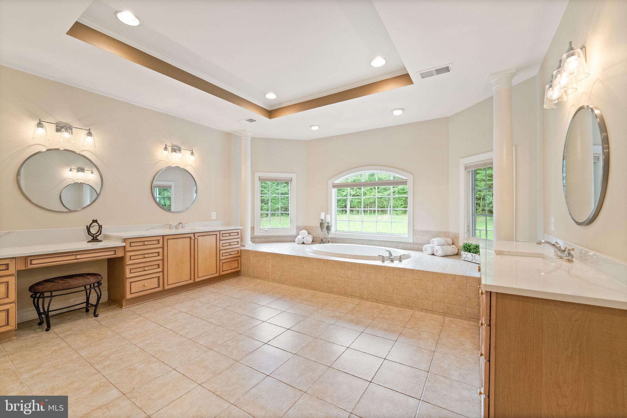 27712 Paddock Trail Place Chantilly, VA 20152 - Photo 49 of 106 Priarmy bathroom with make up table