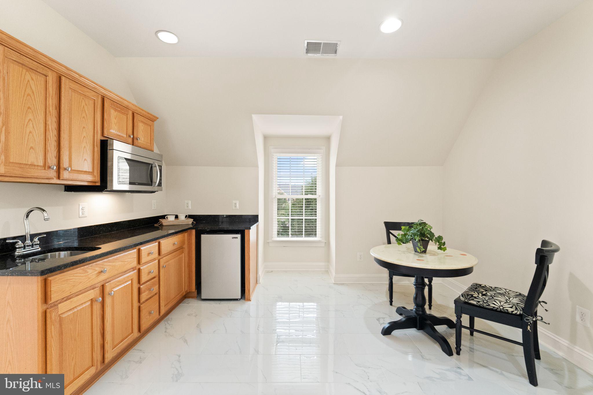 27712 Paddock Trail Place Chantilly, VA 20152 - Photo 93 of 106 Kitchenette/table space in aupair suite