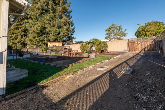 a view of a yard and a fountain