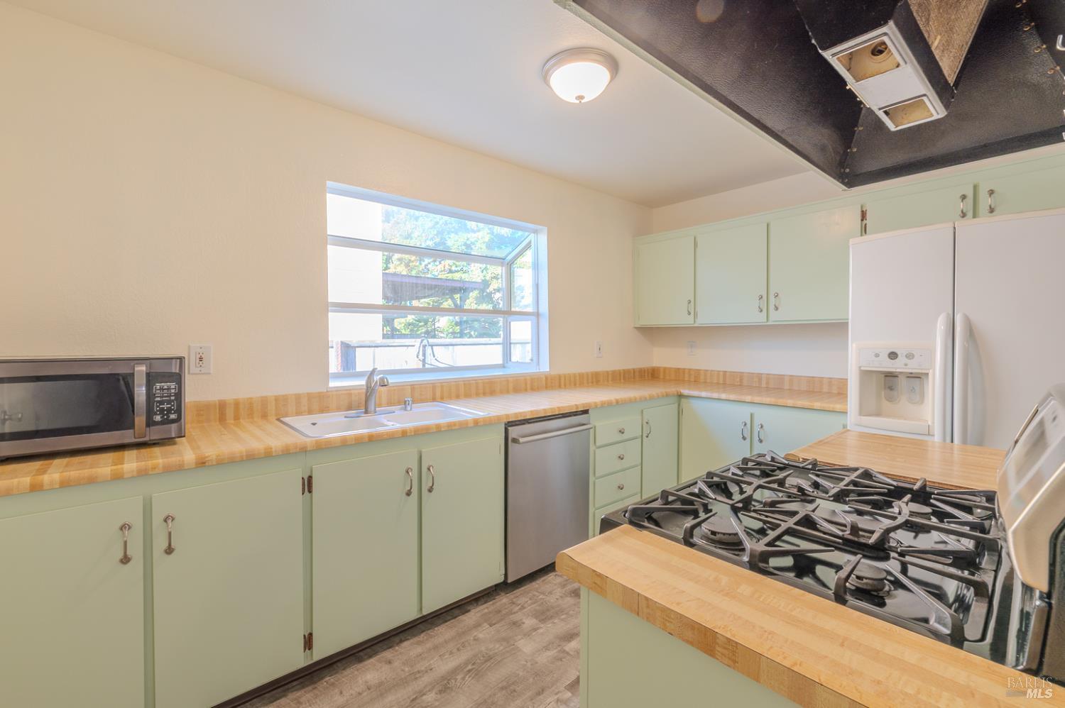 978 Eleanor Avenue Rohnert Park, CA 94928 - Photo 10 of 36 a kitchen with a stove a sink and a refrigerator