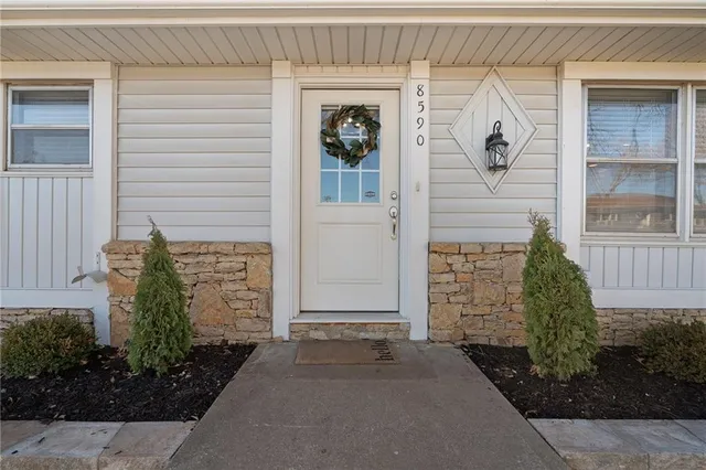 $350,000 | 8590 Wycoff Drive, De Soto, KS 66018