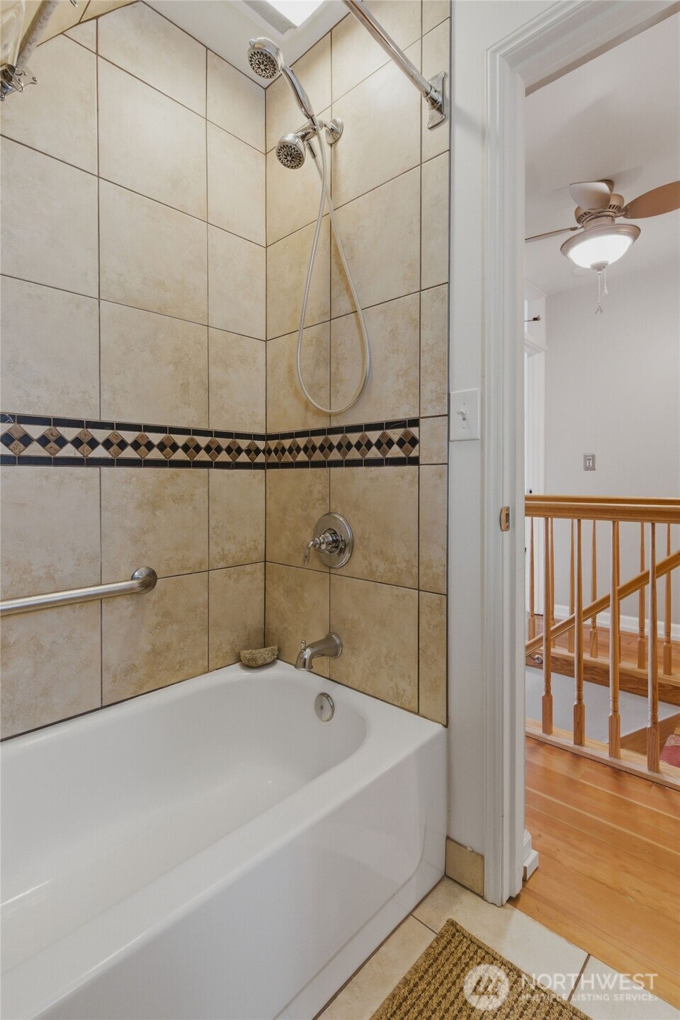 9272 Fauntleroy Way Southwest Seattle, WA 98136 - Photo 20 of 35 a bathroom with a bathtub