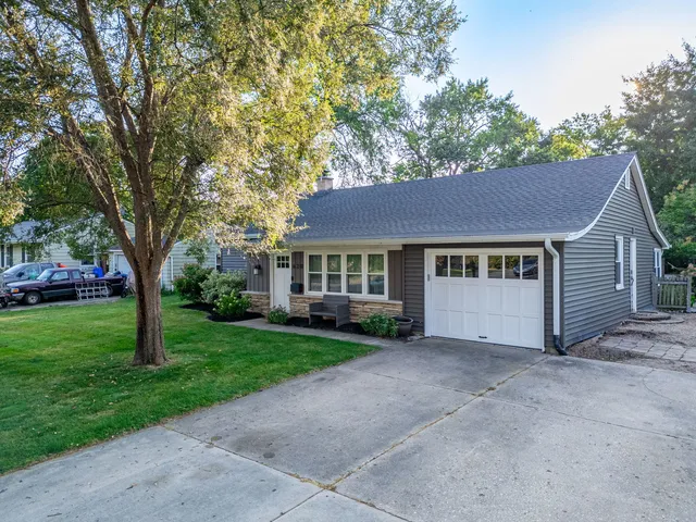 $550,000 | 620 Crest Street, Wheaton, IL 60187