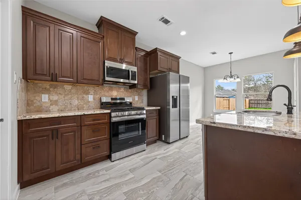 $2,100 | 1107 Lyle W Avenue, Cleveland, TX 77327