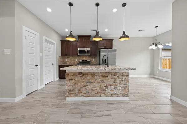 $2,100 | 1107 Lyle W Avenue, Cleveland, TX 77327