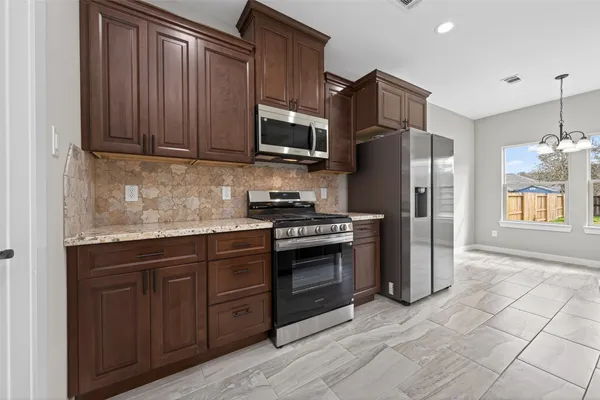 $2,100 | 1107 Lyle W Avenue, Cleveland, TX 77327