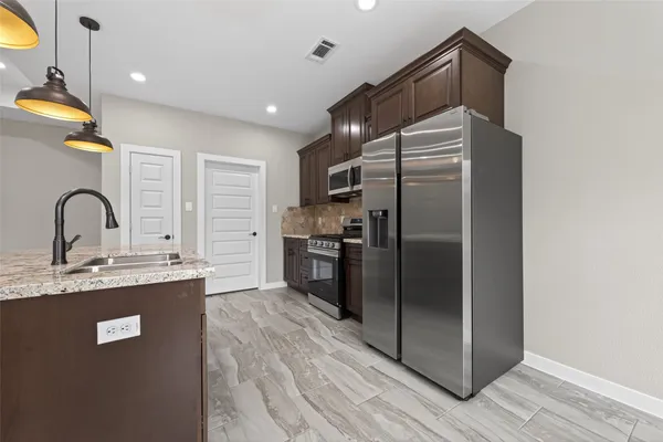 $2,100 | 1107 Lyle W Avenue, Cleveland, TX 77327
