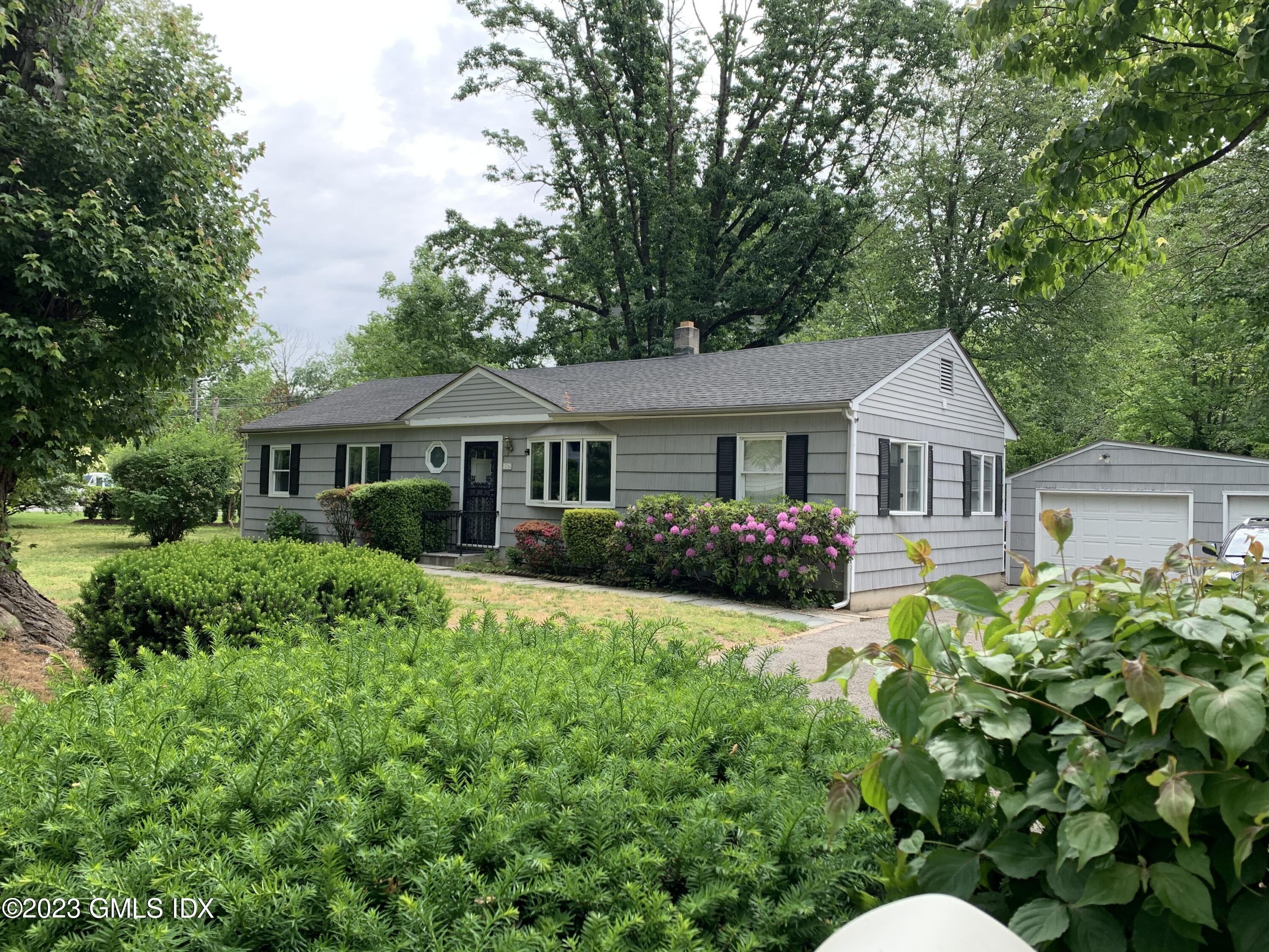 a aerial view of house with yard and green space