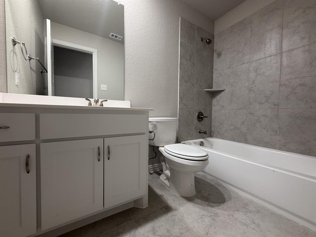 432 Restoration Road Waxahachie, TX 75165 - Photo 18 of 20 a bathroom with a toilet a sink and bathtub