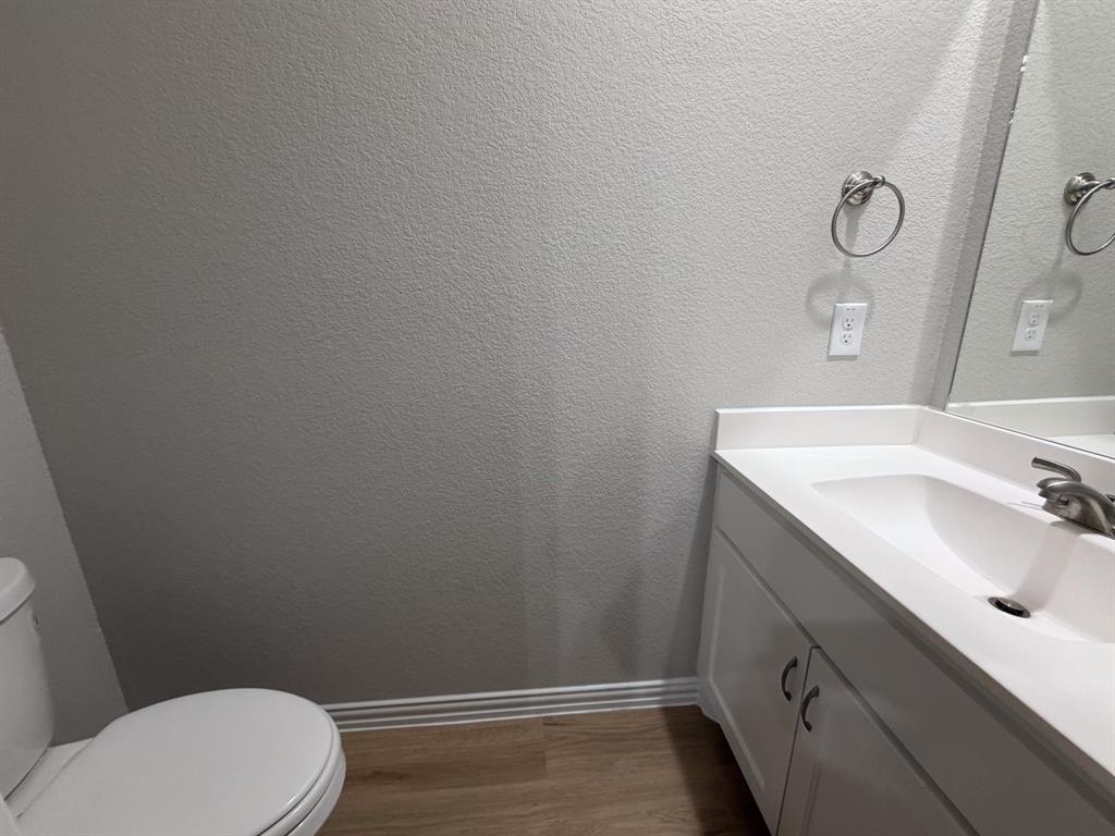 432 Restoration Road Waxahachie, TX 75165 - Photo 5 of 20 a bathroom with a sink a toilet and vanity