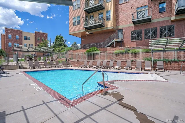 a picture of street with building