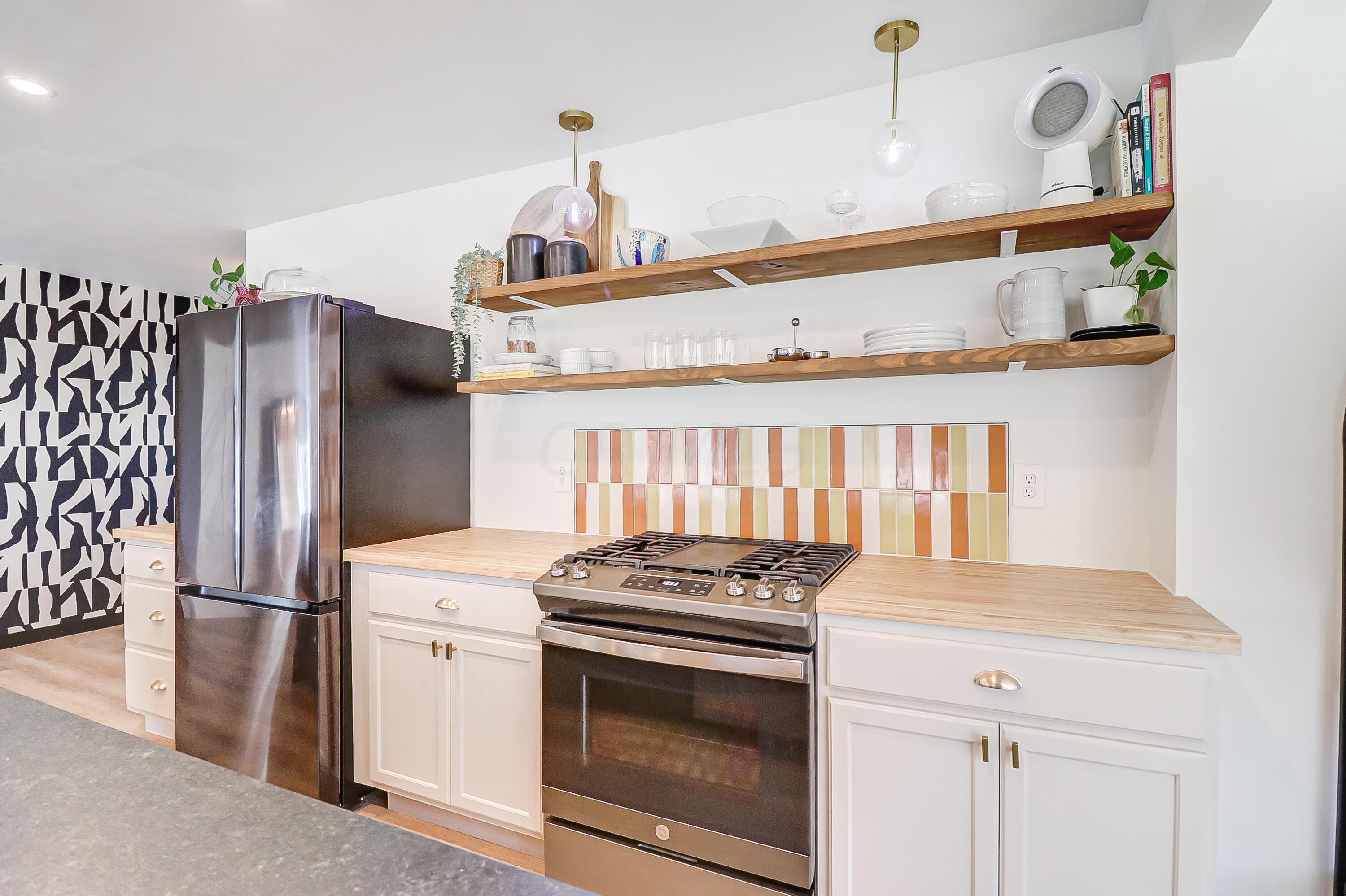 7220 Cubbage Road Westerville, OH 43081 - Photo 9 of 51 New stainless steel appliances and gas range!