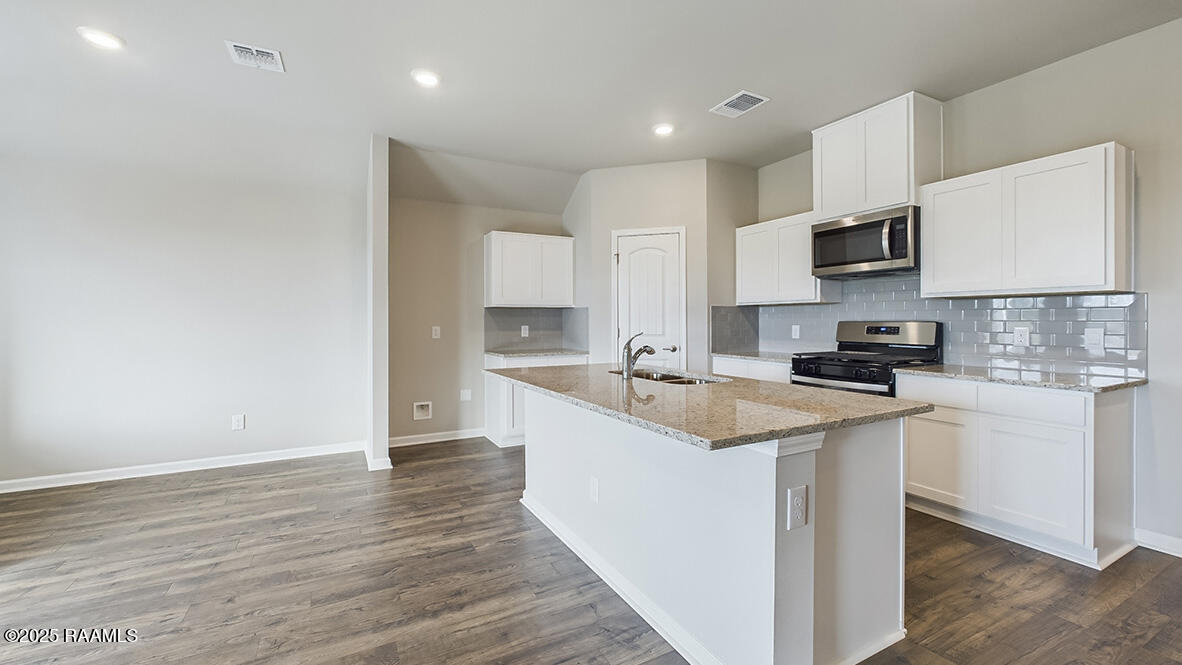 127 Lake Ridge Broussard, LA 70518 - Photo 5 of 30 127 Lake Ridge Drive, Broussard, LA