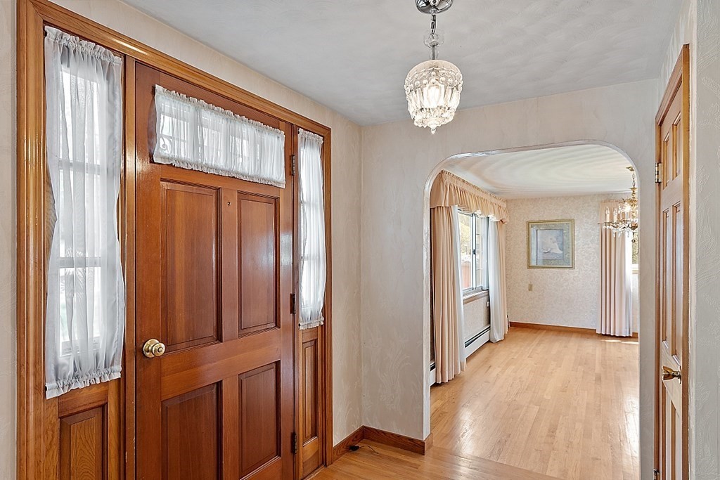 252 Massasoit Road Worcester, MA 01604 - Photo 4 of 39 Gallery Image 4