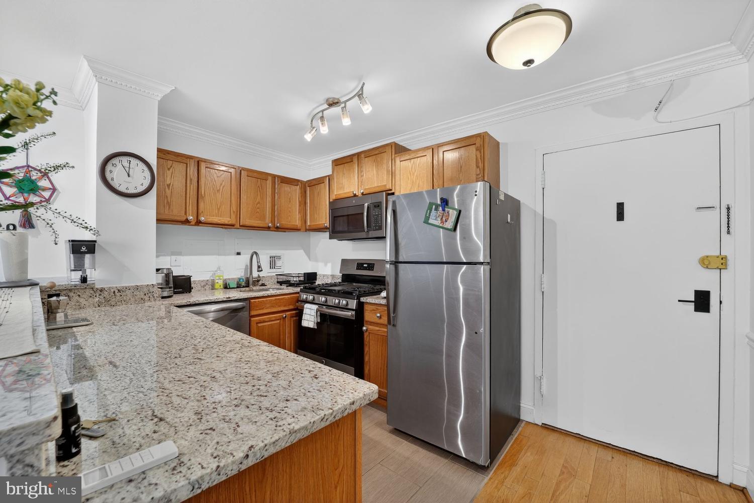 950 25th Street Northwest, Unit 406N Washington, DC 20037 - Photo 6 of 27 Well-appointed kitchen