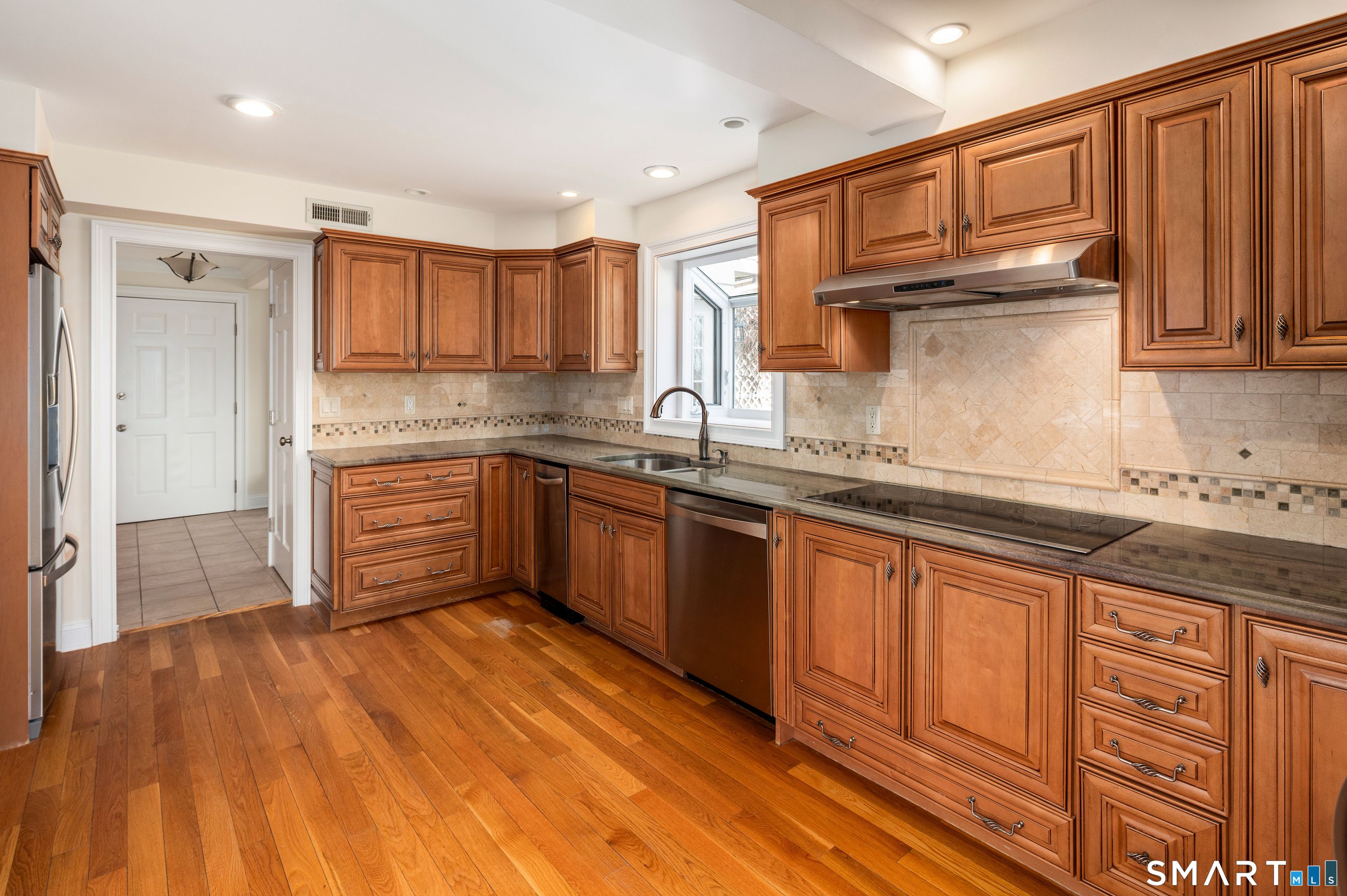 264 Chestnut Hill Road Norwalk, CT 06851 - Photo 5 of 31