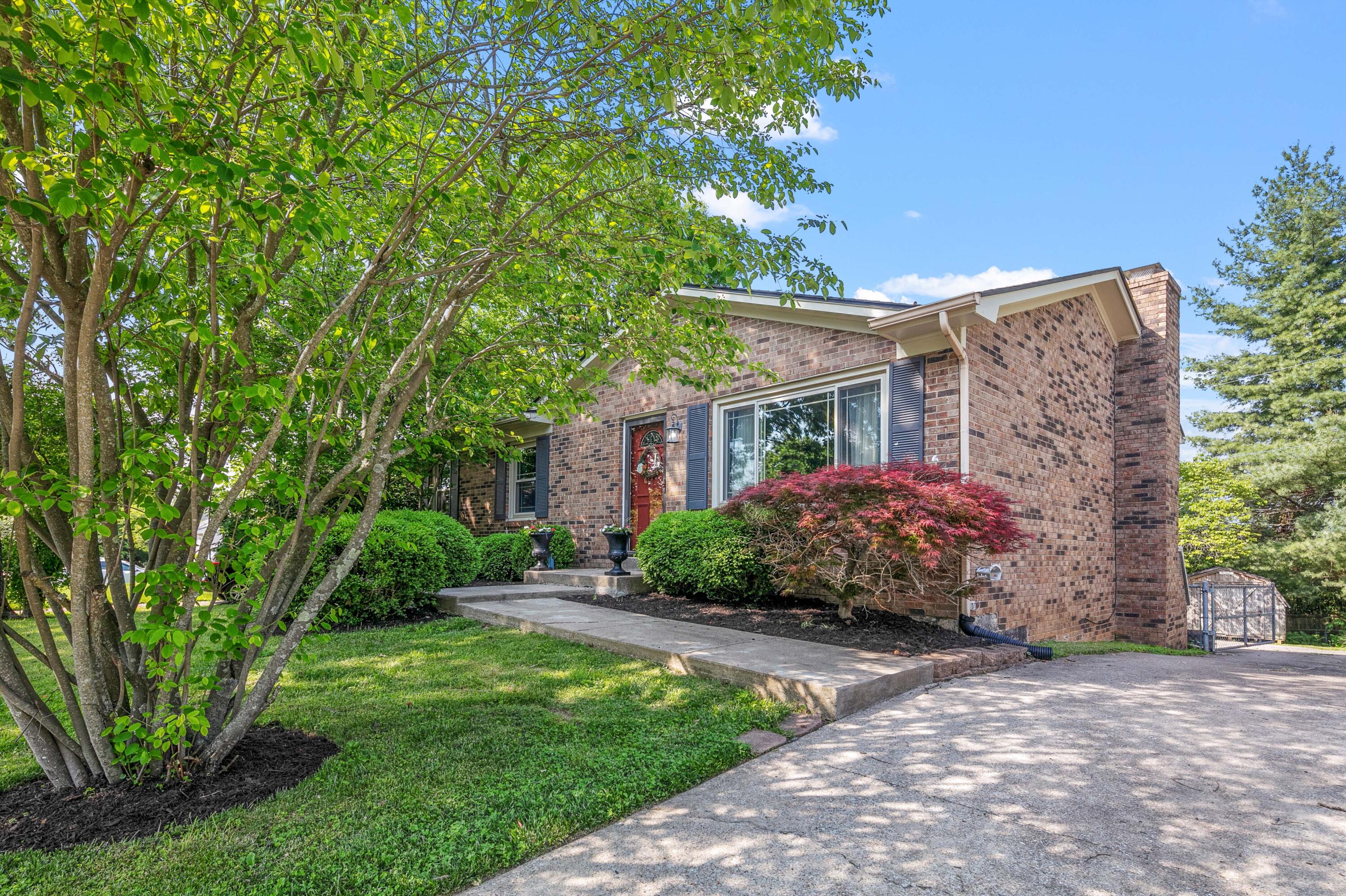 1145 Wood Ridge Road Lexington, KY 40514 - Photo 3 of 28 IMG_1832
