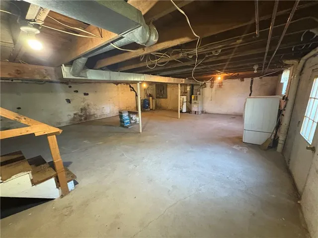 a view of the empty room with windows