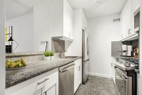 $5,995 | 300 East 75th Street, Unit 18D | Lenox Hill