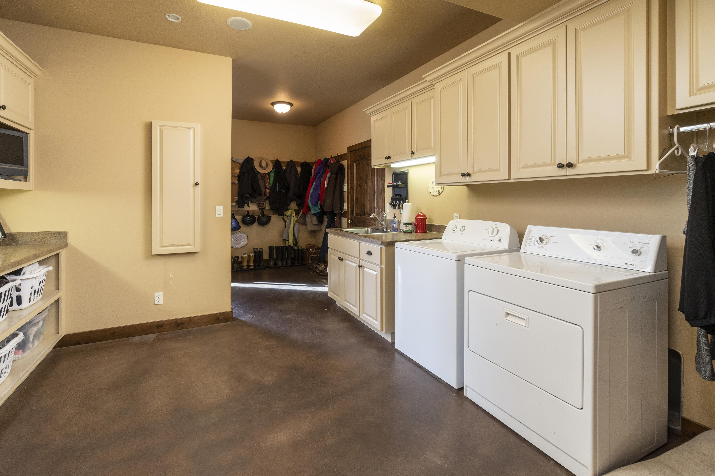 61860 Gosney Road Bend, OR 97702 - Photo 36 of 42 Huge Laundry/Mud room with bathroom