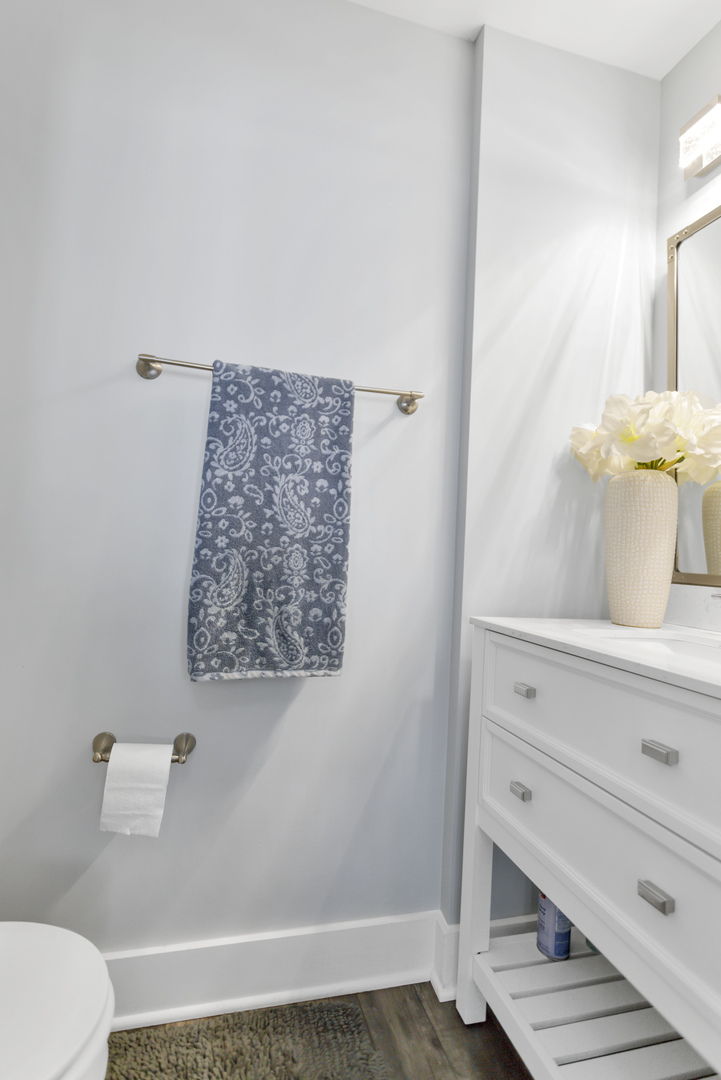 1420 Millbrook Drive Algonquin, IL 60102 - Photo 14 of 28 a bathroom with a toilet and a sink