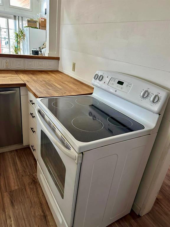 600 Mercer Street Quanah, TX 79252 - Photo 15 of 28 a utility room with dryer and washer