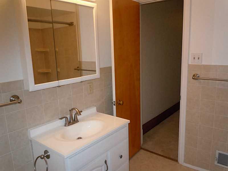 4135 Franklin Road Pittsburgh, PA 15214 - Photo 17 of 18 Full Bath.