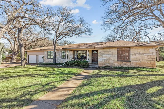 $695,000 | 505 Waldrip Street, Fredericksburg, TX 78624