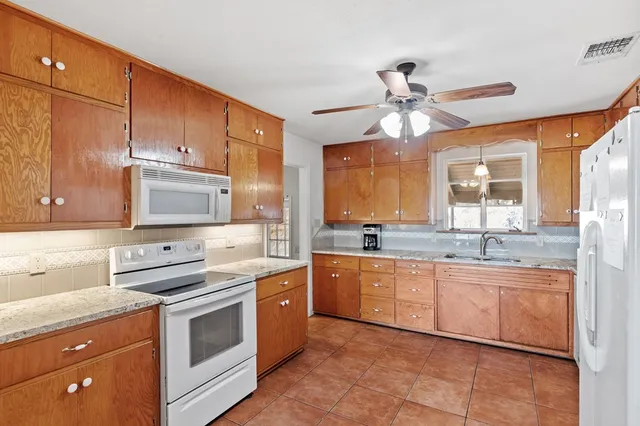 $695,000 | 505 Waldrip Street, Fredericksburg, TX 78624