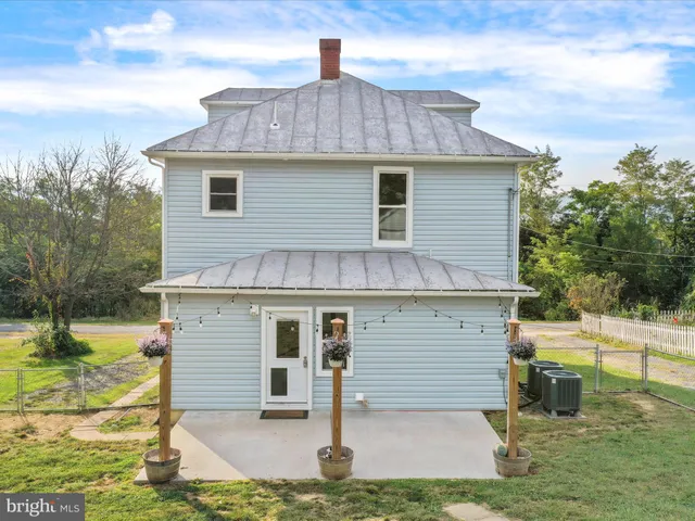 a view of a house with backyard