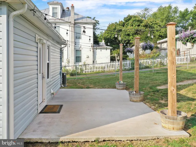 a view of a house with backyard and porch