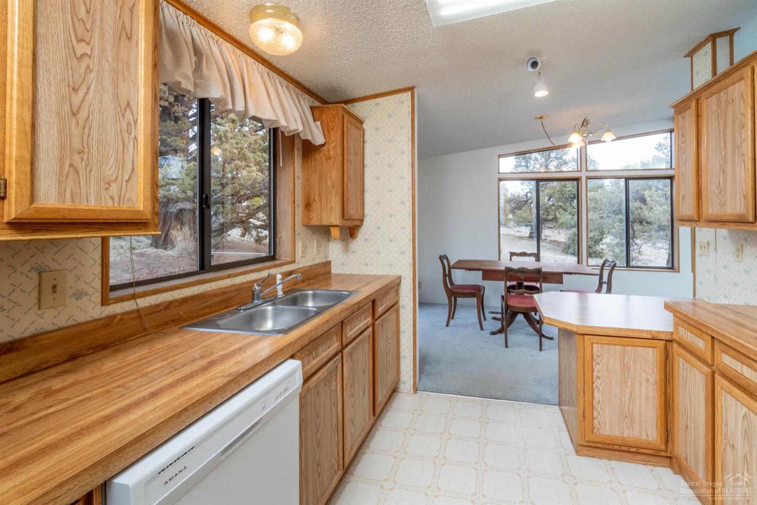 2405 Calaroga Road Redmond, OR 97756 - Photo 6 of 24 Gallery Image 6