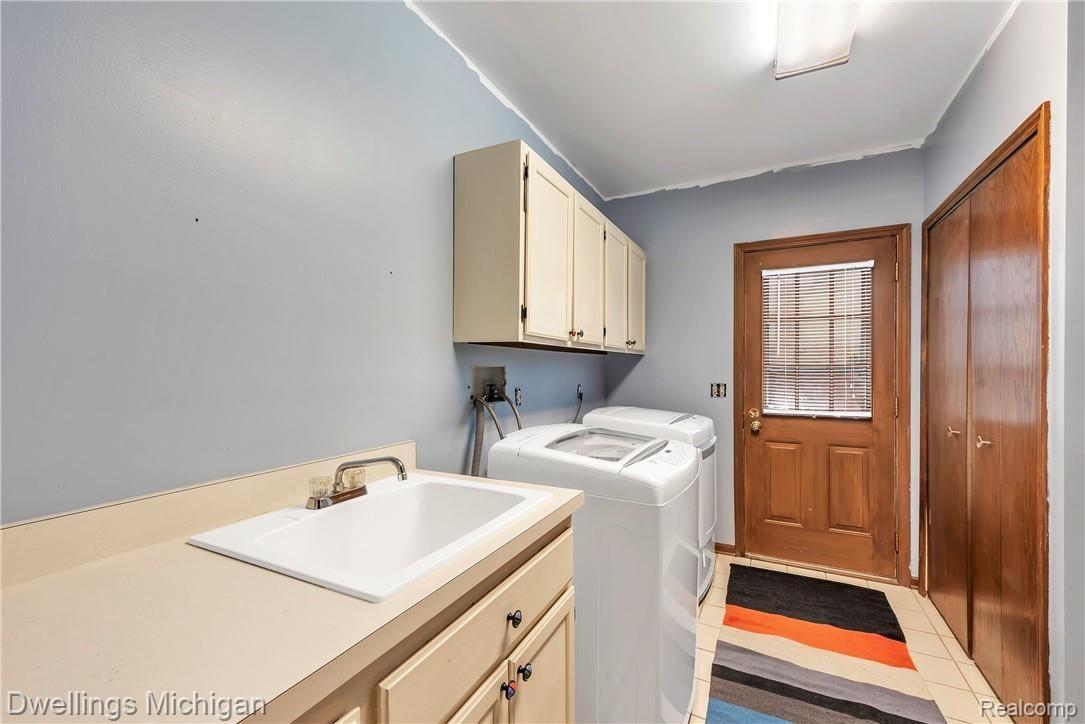 3633 Summit Ridge Drive Rochester, MI 48306 - Photo 29 of 53 3633-Summit-Ridge-Drive-Rochester-Hills-48306-windowstill-29.jpg