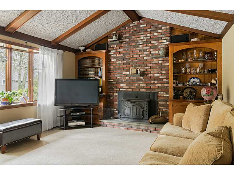 120 Hamburger Road Coventry, RI 02816 - Photo 5 of 19 Living Room.
