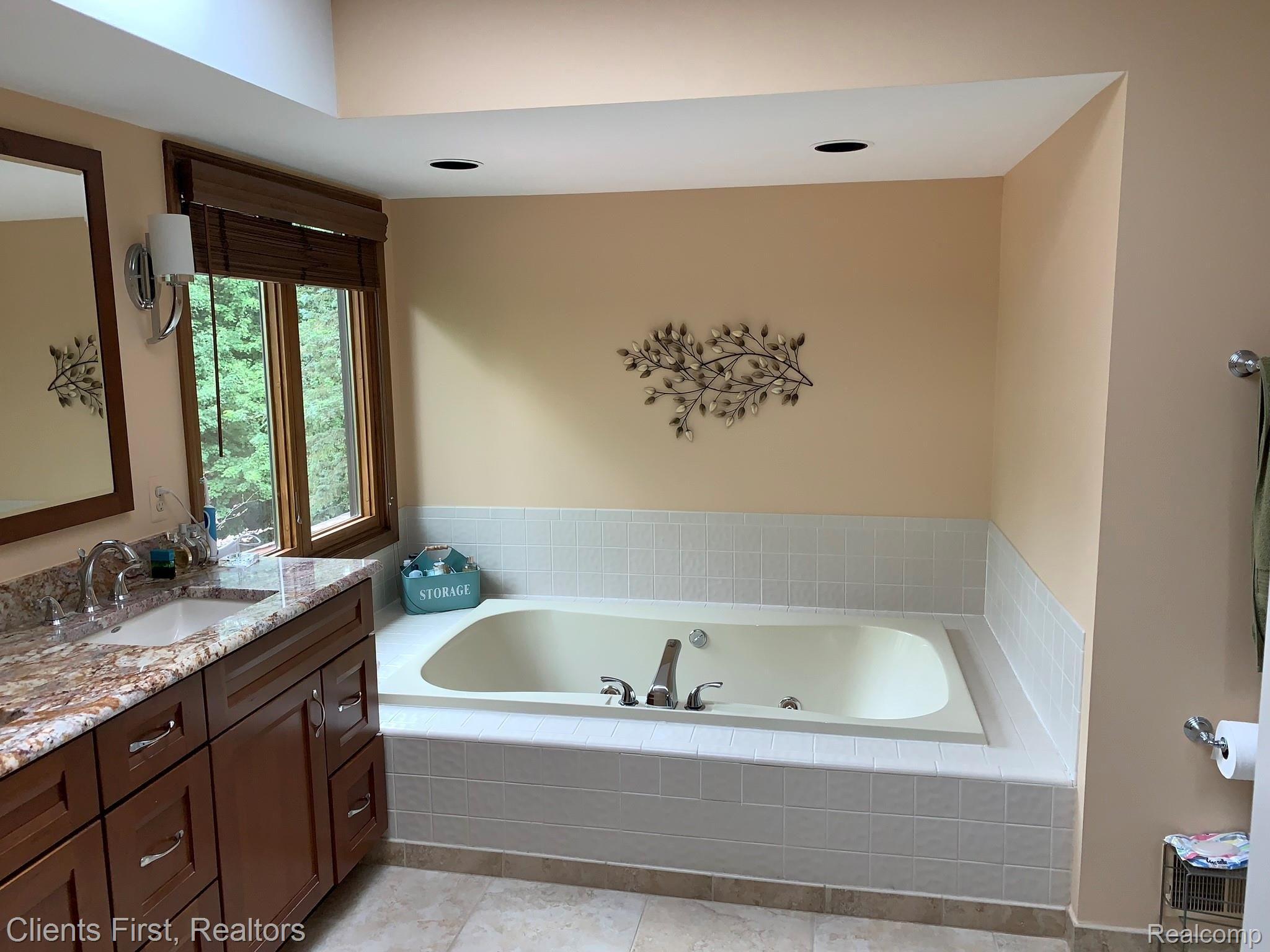 31231 Country Ridge Circle Farmington, MI 48331 - Photo 56 of 73 IMG_1767.JPEG