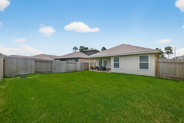 a view of a house with backyard and garden