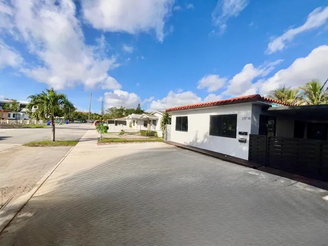 $4,000 | 3297 Southwest 26th Street, Unit 3299, Miami, FL 33133