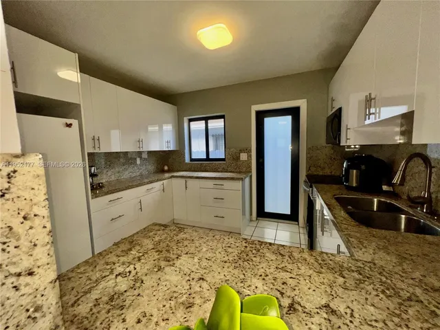 $4,000 | 3297 Southwest 26th Street, Unit 3299, Miami, FL 33133