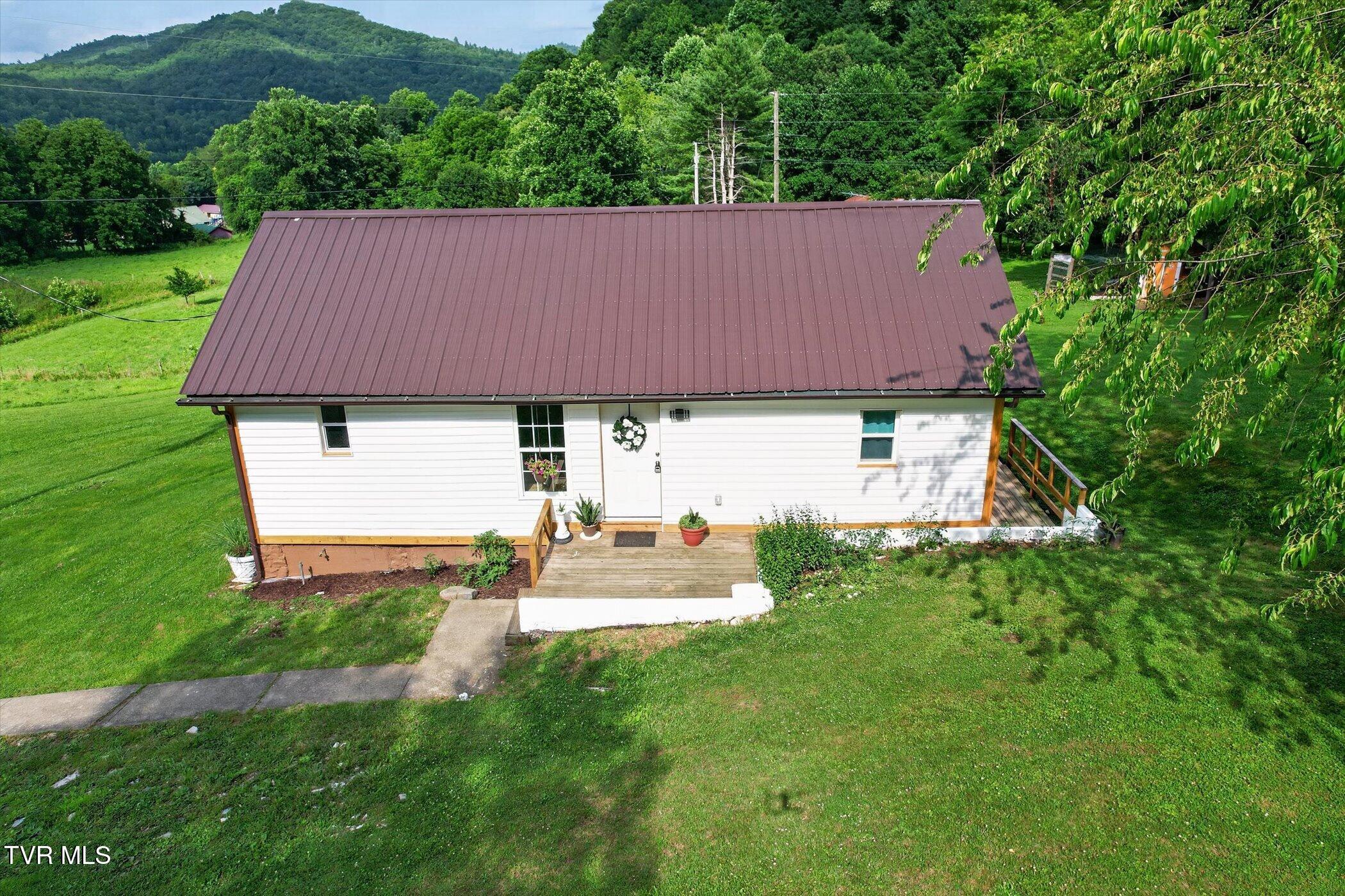 191 Dillard Avenue Erwin, TN 37650 - Photo 32 of 47 32-191-Dillard-Ave-WindowStill-Photograp