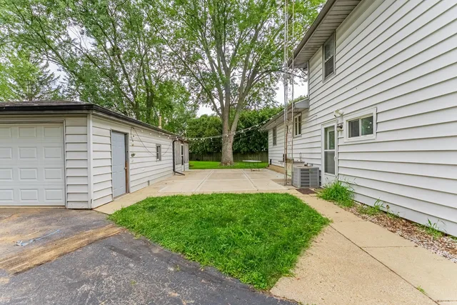 a view of back yard of the house